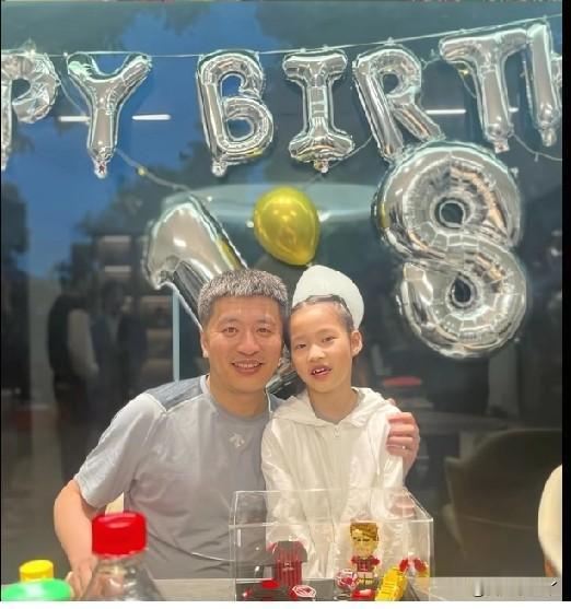 早上醒来习惯性地打开手机，第一个视频就刷到了张雪峰女儿为他过冥诞的动态，某一瞬间