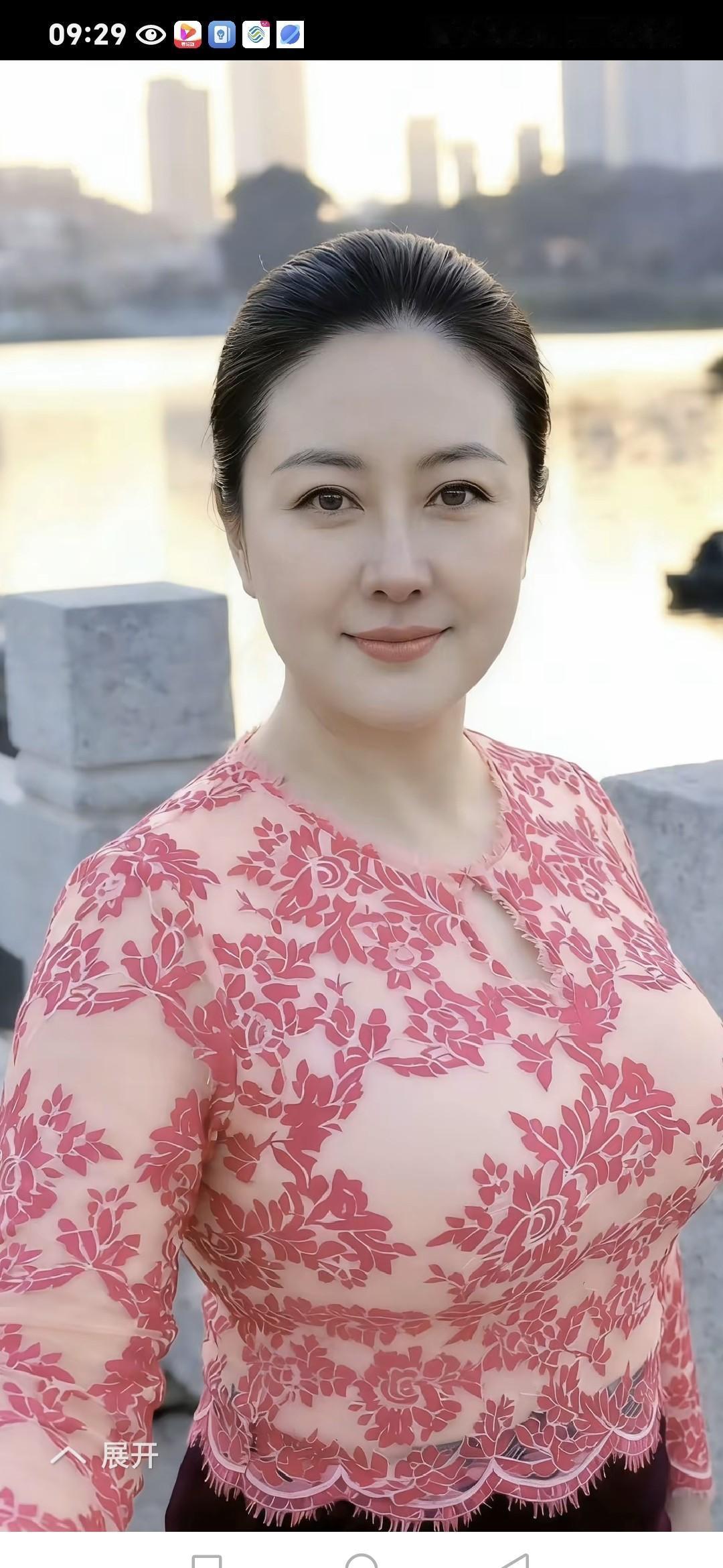 大伯哥在城里跑车十年没回过家，

嫂子天天打麻将到半夜，

这日子算结婚吗。
