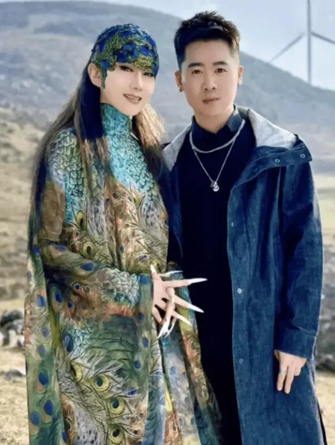 65岁杨丽萍恋情曝光，网友的回复笑死我了！

杨丽萍登上热搜，原因是她和她的化妆