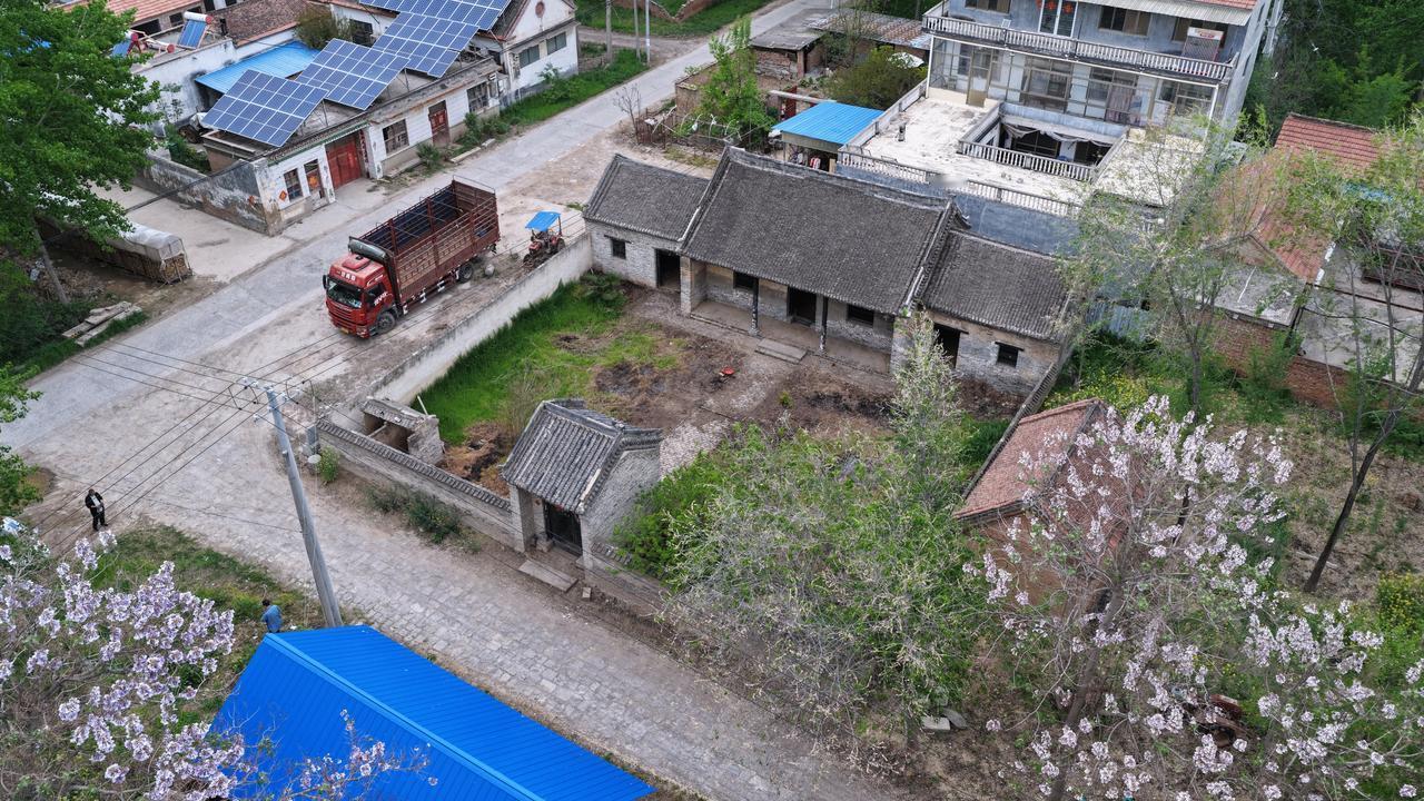 周自齐故居，坐落于成武县孙寺镇周郑庄，为典型的北方传统四合院，现存房屋11间，2