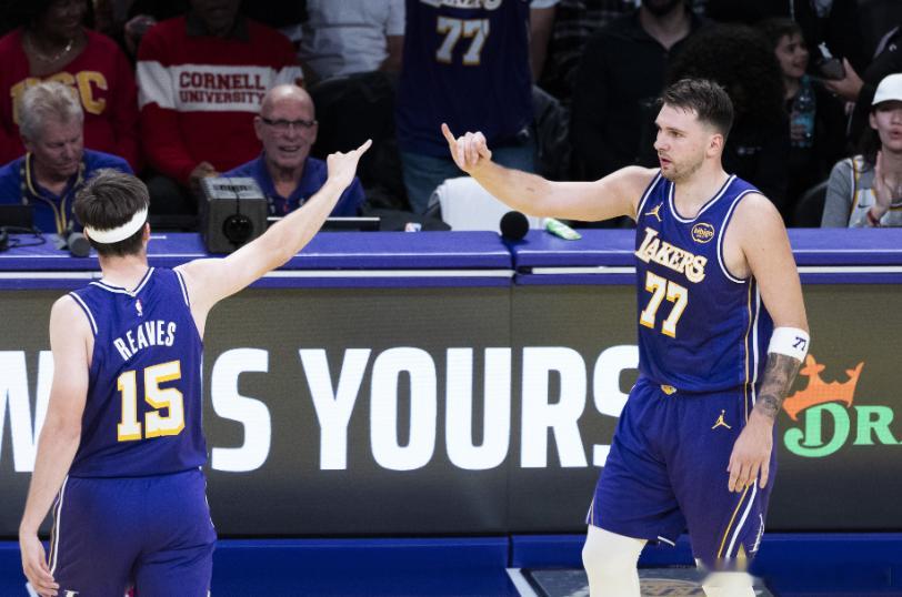 据名记Dave McMenamin报道，12月初的时候，东契奇邀请里夫斯前往自己