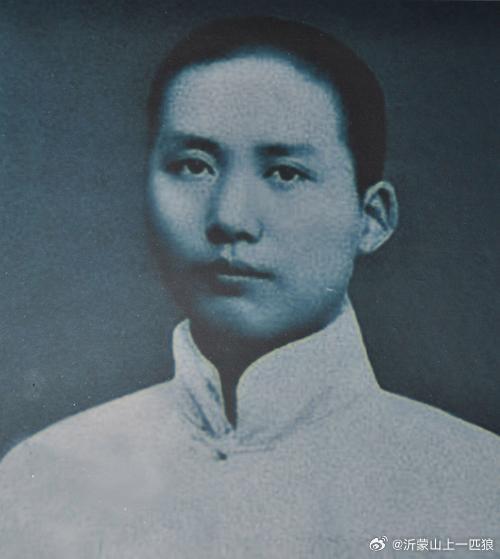 【咏蛙】独坐池塘如虎踞，绿荫树下养精神。春来我不先开口，哪个虫儿敢做声！ 