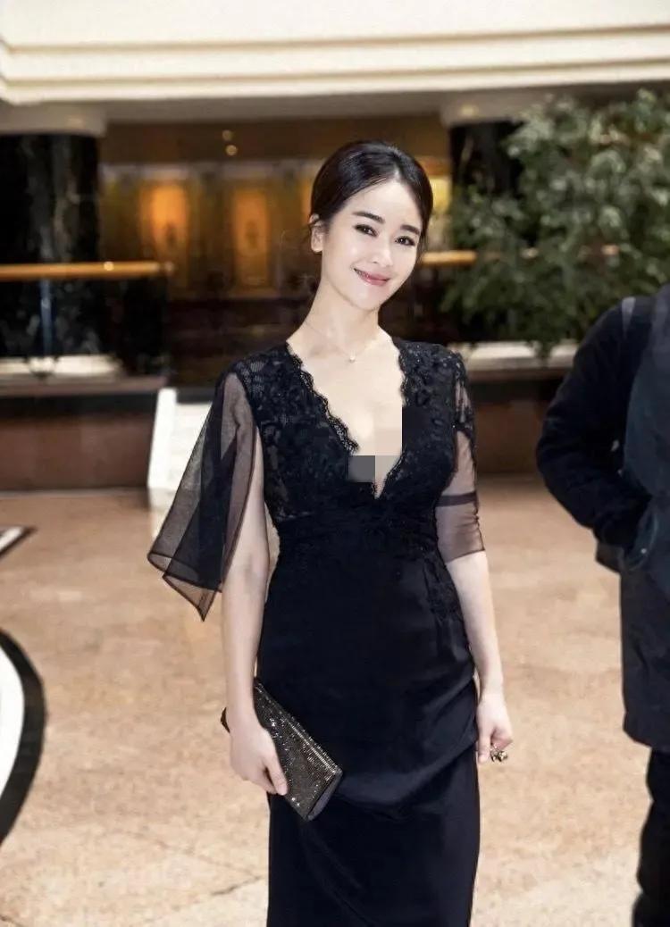 你觉得她算不算是一个魅力十足的美女呢？

年轻时清新脱俗，清纯甜美；如今人到中年