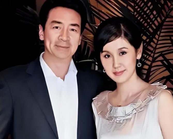 2003年，49岁的寇振海向演员李婷表白，李婷拒绝的说：寇老师，你比我大，就算我