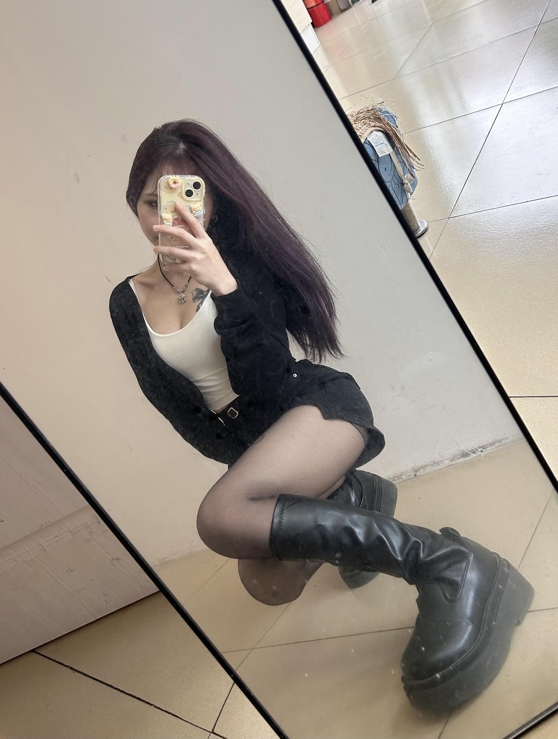 你跟她聊吧 她比我更有趣