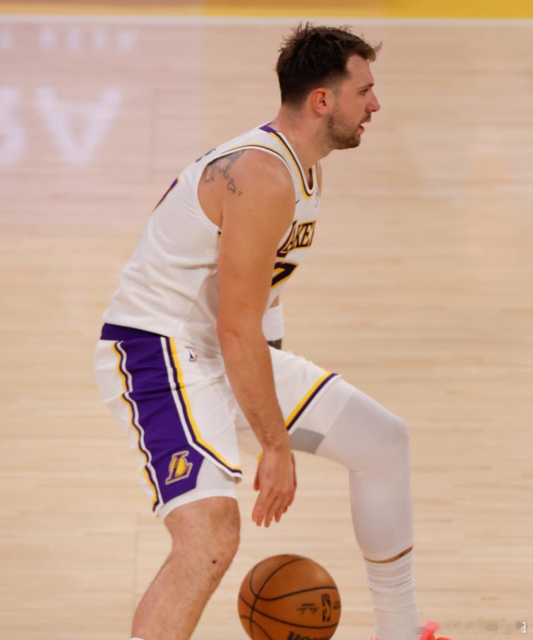 NBA圣诞大战，湖人主场96-119不敌火箭，惨遭三连败。赛后，东契奇接受了记者