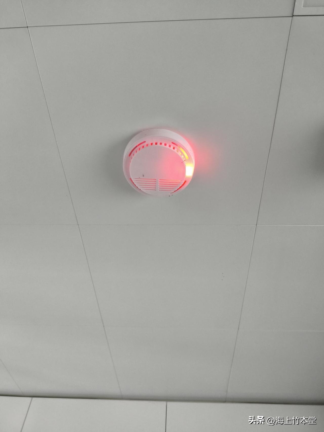 茅台酒：几多贪官醉进了班房
天南地北大拜年过年能喝一口茅台，绝大多数人都做不到。