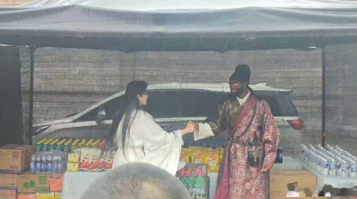 王鹤棣杰伦布朗探班合照 跨国好友欢乐相聚，中西风格巧妙融合，这组别具一格的合照，