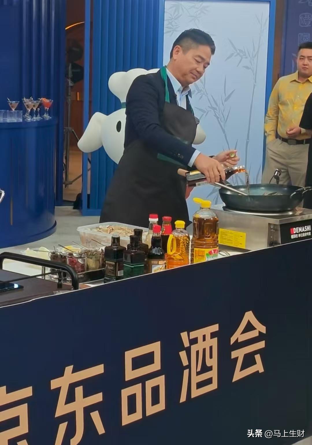 东哥直播炒菜，为观众带来宿迁名菜“黄狗猪头肉”

东哥真的是接地气，前段时间不是