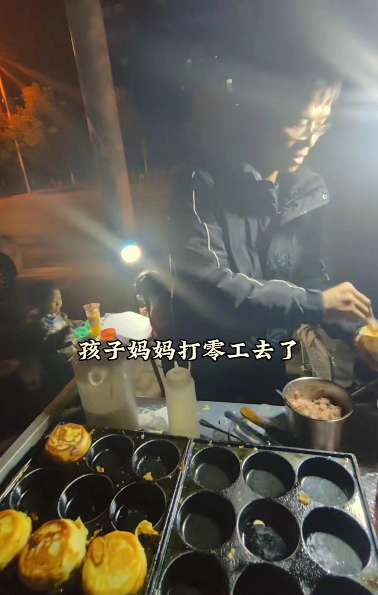 看哭了！株洲，一位父亲带儿女摆摊，但他脸上没有一丝血色。小伙看到后，就问他是不是