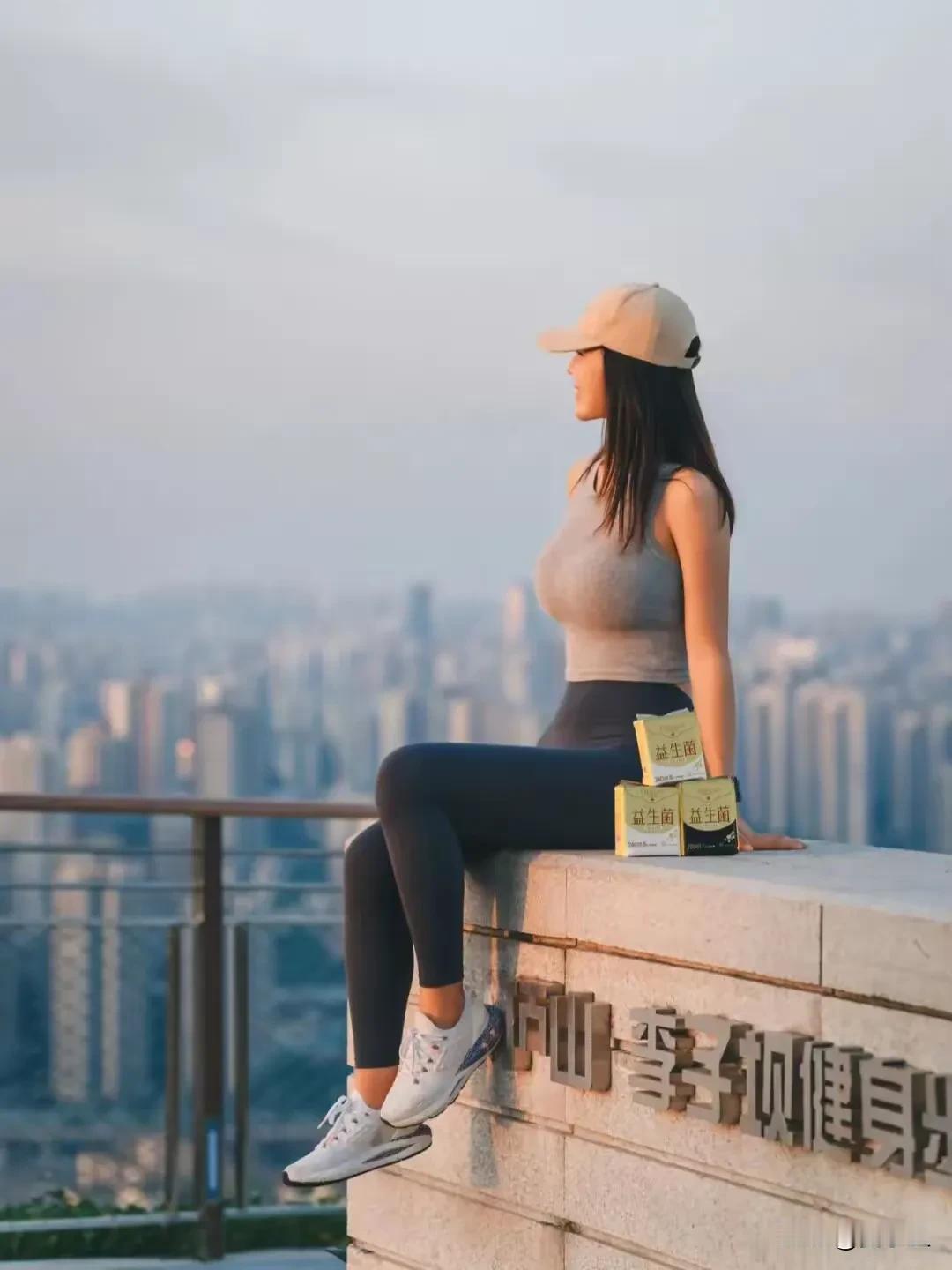 既然遗憾才是常态，那就过好当下吧；
在漫长的一生中，谁都会有过不去的心结，放不下