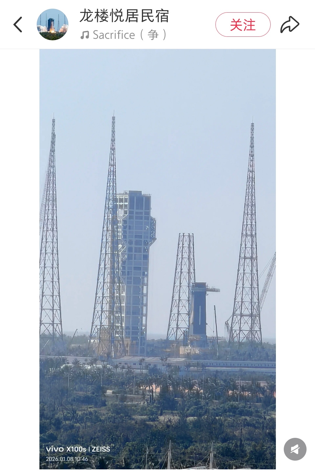 中国载人登月 长征十号系列火箭发射工位最新画面，三个避雷塔已经完工，第4个临近尾