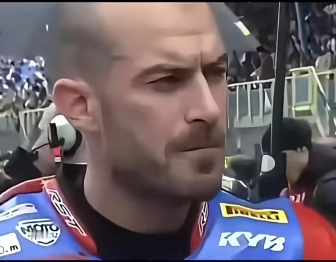 德比斯采访时一脸无奈
不是因为张雪机车不行
也不是因为没有夺冠，而是因为他孤军奋