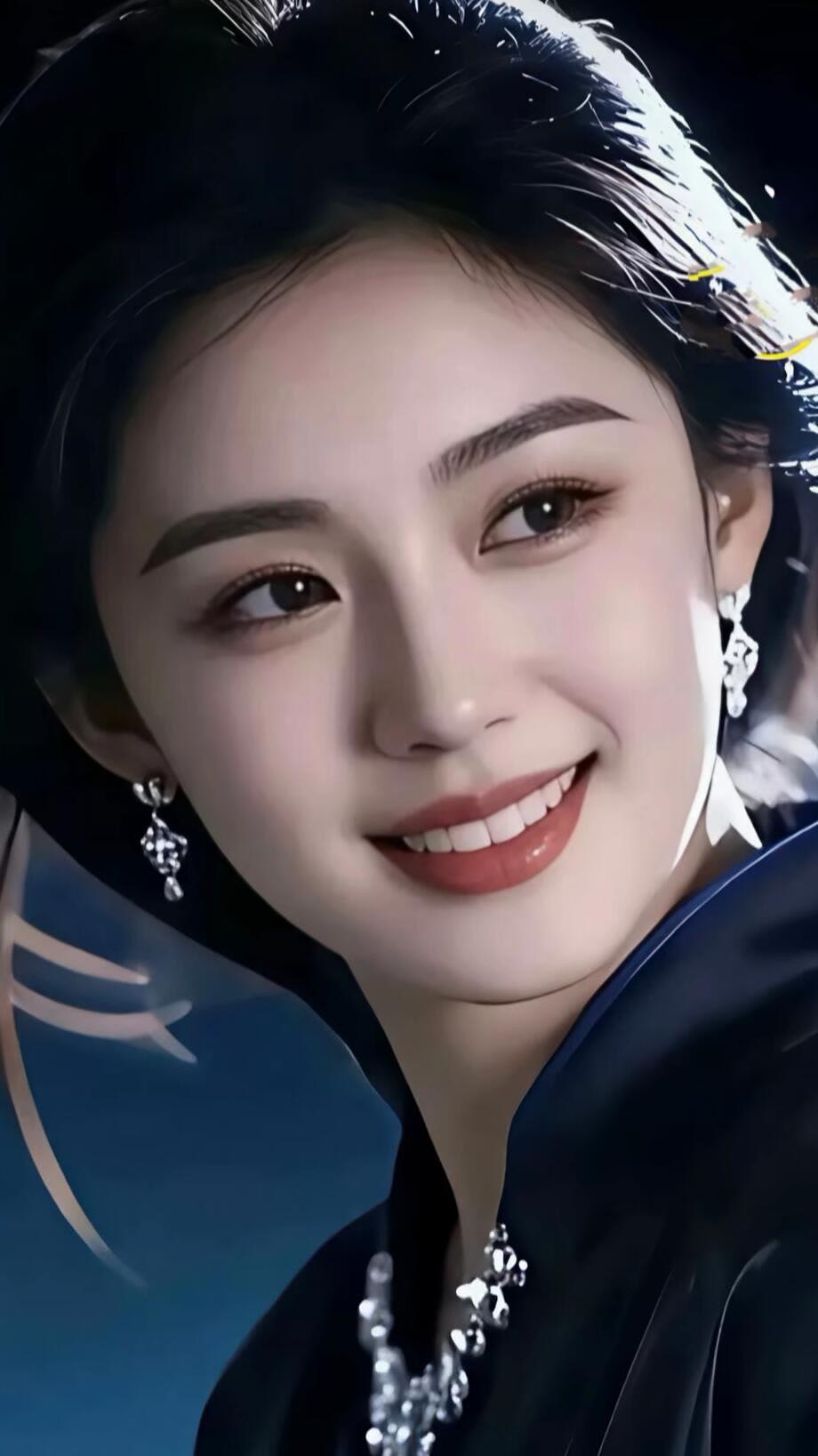 优雅黑裙，闪耀耳环，微笑动人，魅力无限！💃✨