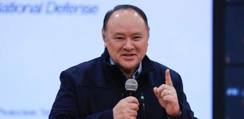 前脚香会绕后厨躲记者、屡次抹黑炒作南海是非，遭中方制裁后菲防长火速喊话想对话，双
