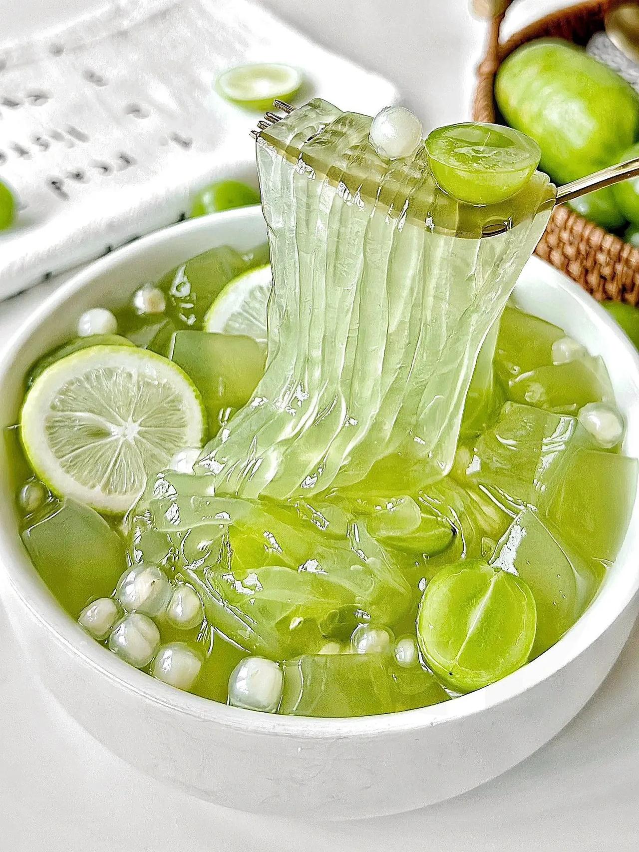 跟摆摊阿姨学来的!简直爽爆了!
      炎炎夏日必备这一碗呀!薄荷冰面!!冰