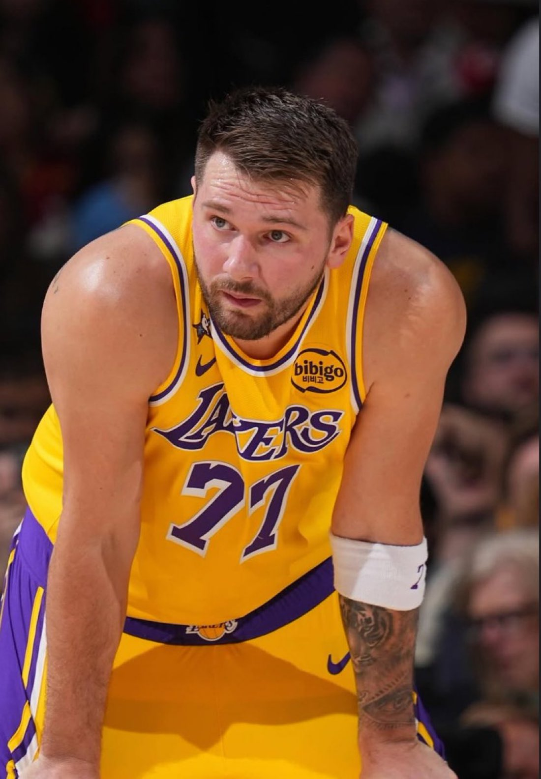 东契奇中场差点走错更衣室 走习惯了！湖人客场116-110战胜独行侠。东契奇赛后