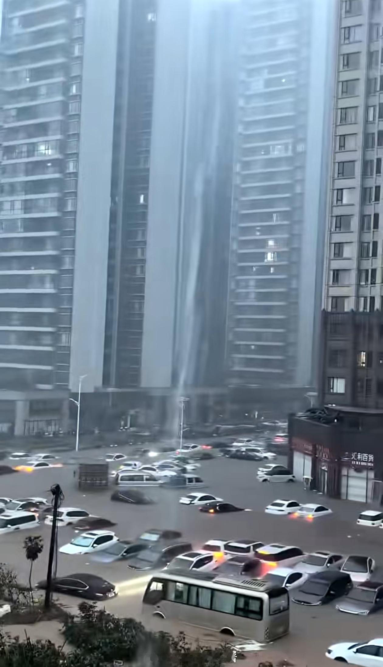 钦州暴雨 广西钦州遭遇特大暴雨袭击，城市内涝严重！目前，钦州境内的降雨回波持续，