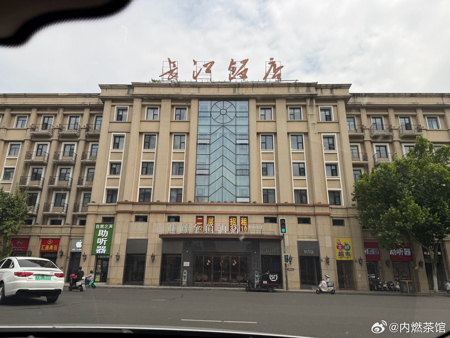 昨天在九江的长江边吃了鱼，上次来九江是去年驾驶A6小汽车路过。日行1300km，
