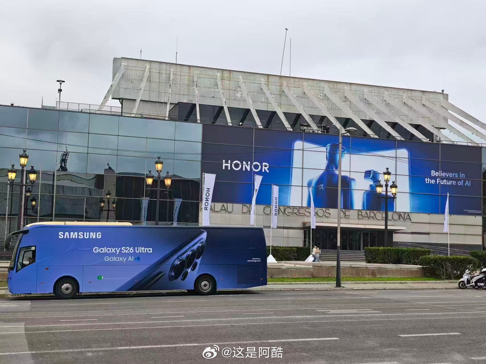 有点意思十年前三星“贴脸”和苹果同台竞技，今年的对手直接易主了，从iPhone到