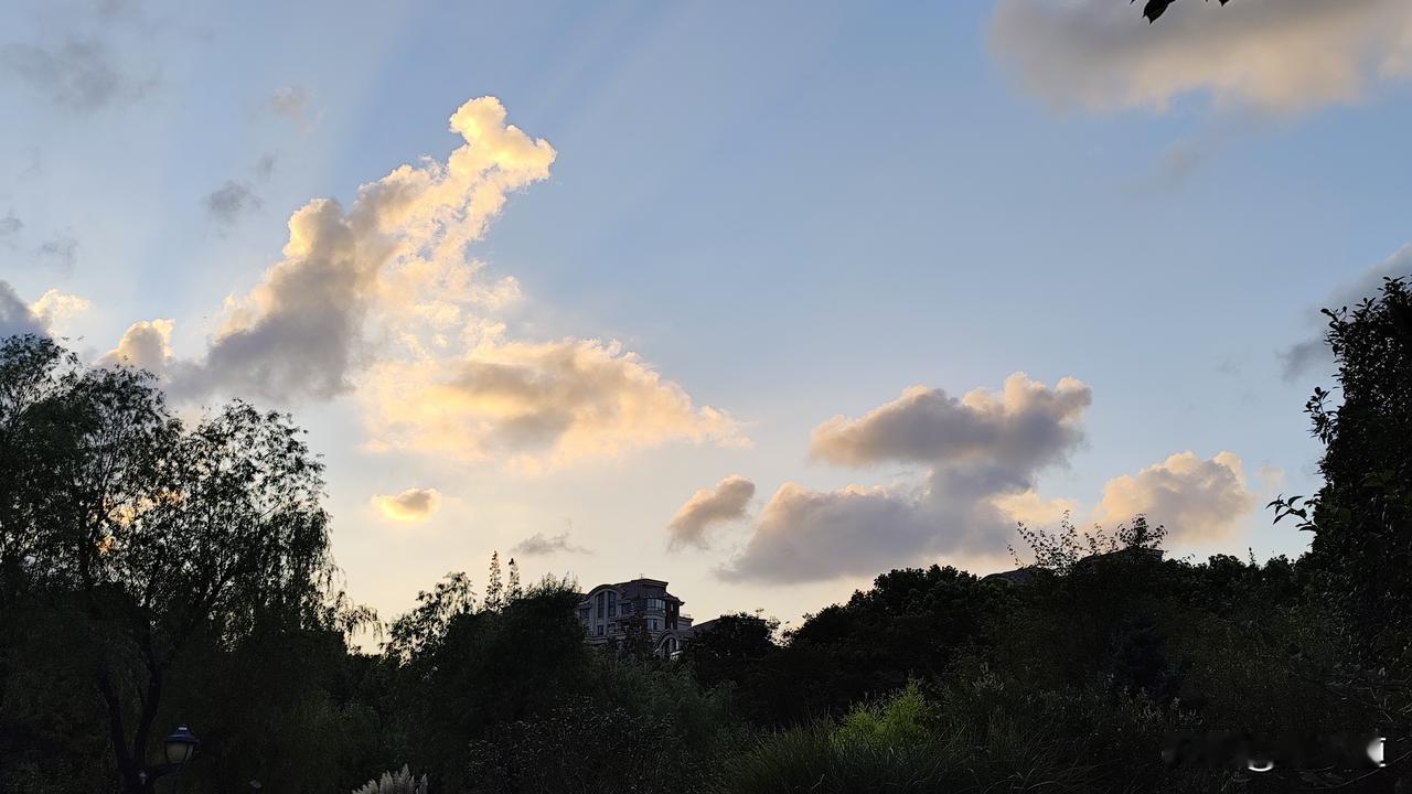 可以分享一张你拍的天空美照吗晚霞金光染彩云