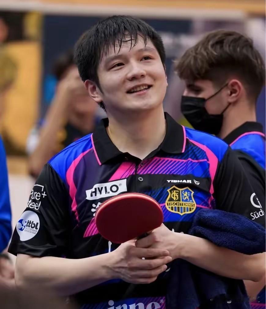 为什么樊振东在德甲打谁都很吃力的样子？
沪豪直播说了实话！

赵子豪说:
你反手