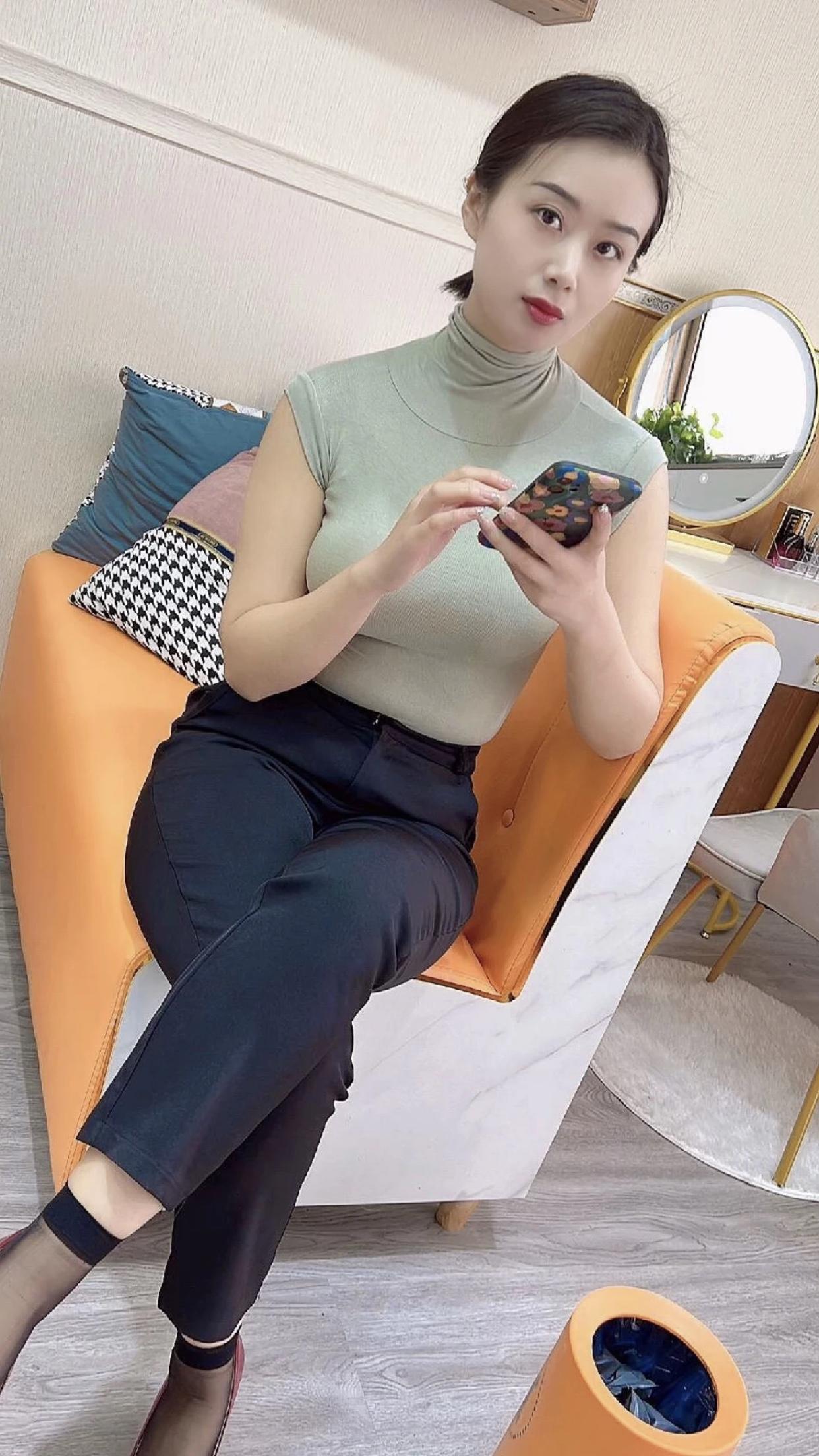 优雅穿搭指南：简约高领衫+黑色长裤，时尚又舒适。