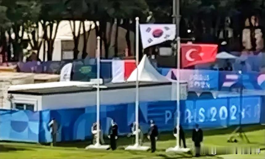巴黎奥运会，法国开始玩自己了？
在男子射箭团体项目颁奖礼时，又出幺蛾子了！
按照