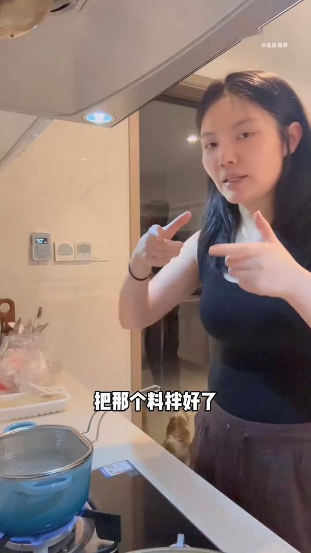 徐冬冬又对什么东西下手了徐冬冬版椰子水酸辣牛肉面 徐冬冬厨房上新速度比餐厅都快。