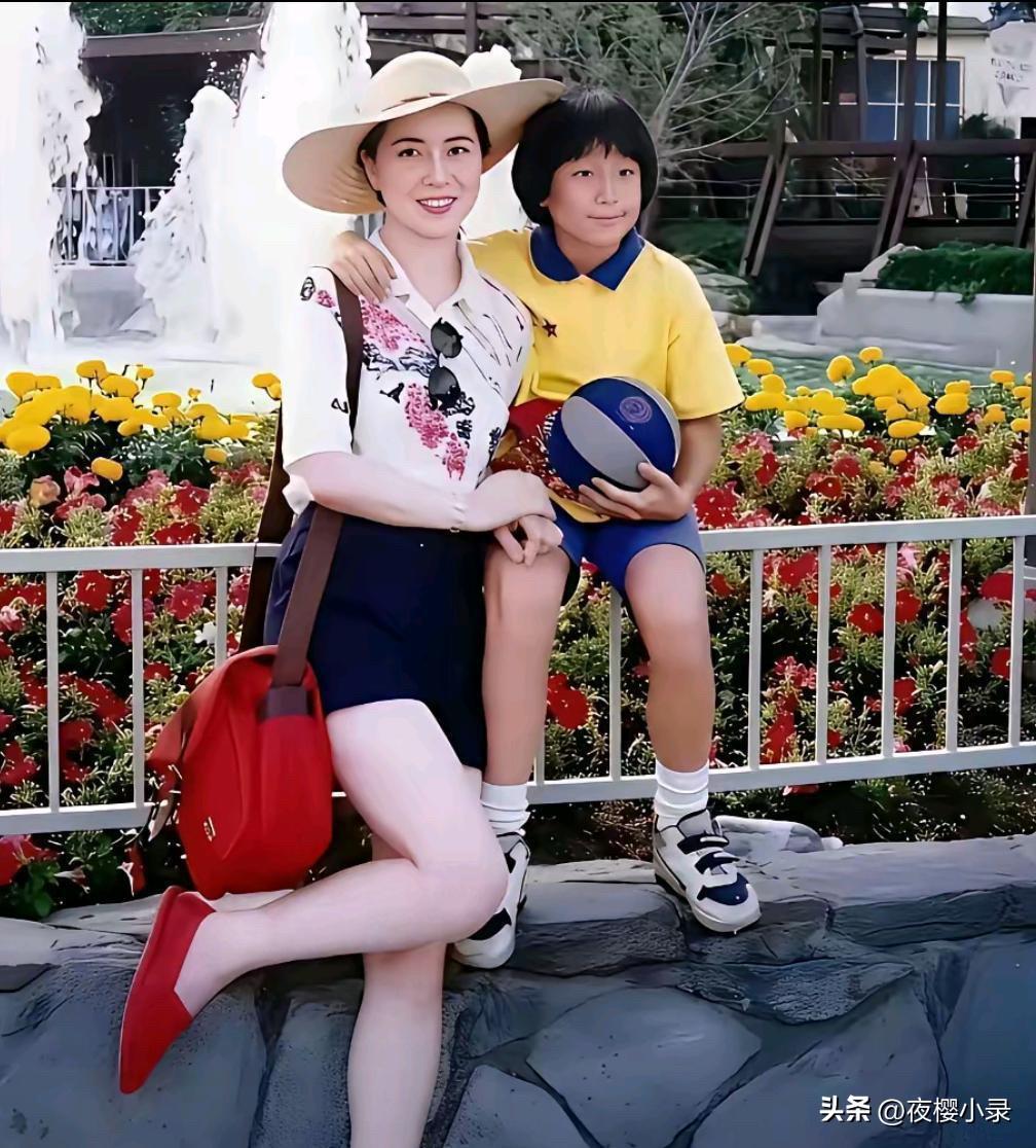 成龙的老婆与小孩照片，真的好漂亮，好有气质，好时尚呀！[福][福]