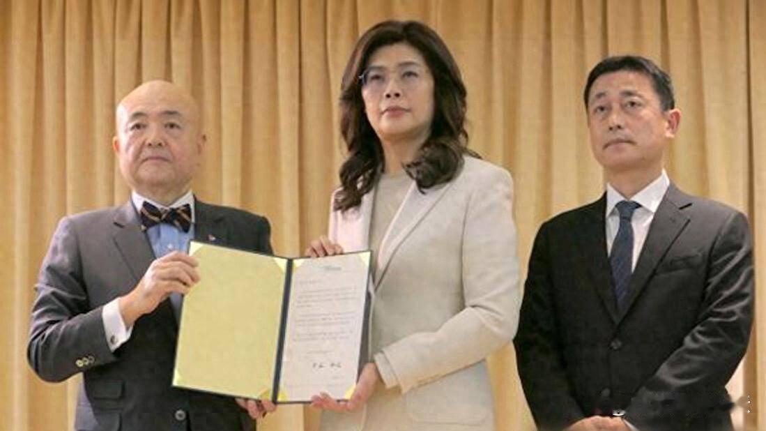 郑丽文能为两岸和平做出哪些贡献郑丽文不过是一个投机政客，她骨子里是亲美媚日的，选