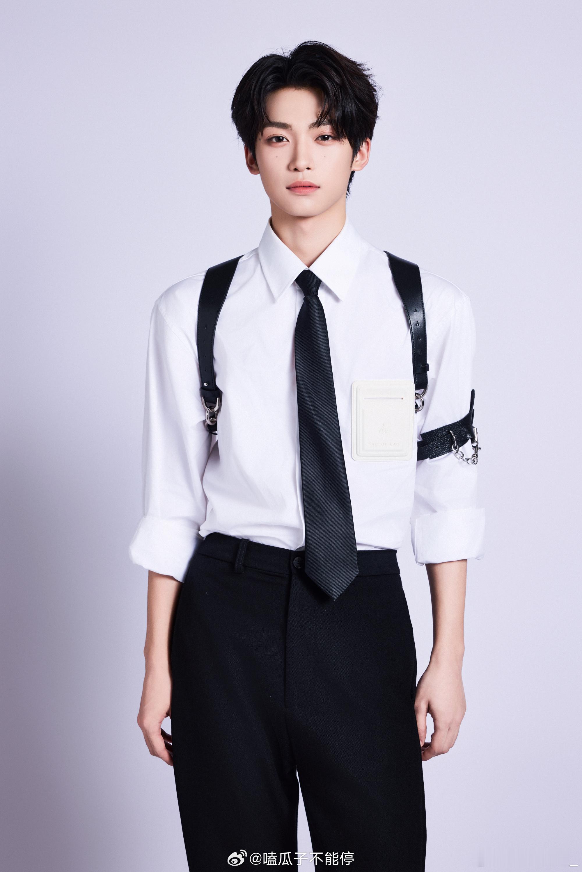 梓渝这套造型很帅啊，很适合演校园剧温润的学长，多变梓渝[憧憬] ​​​