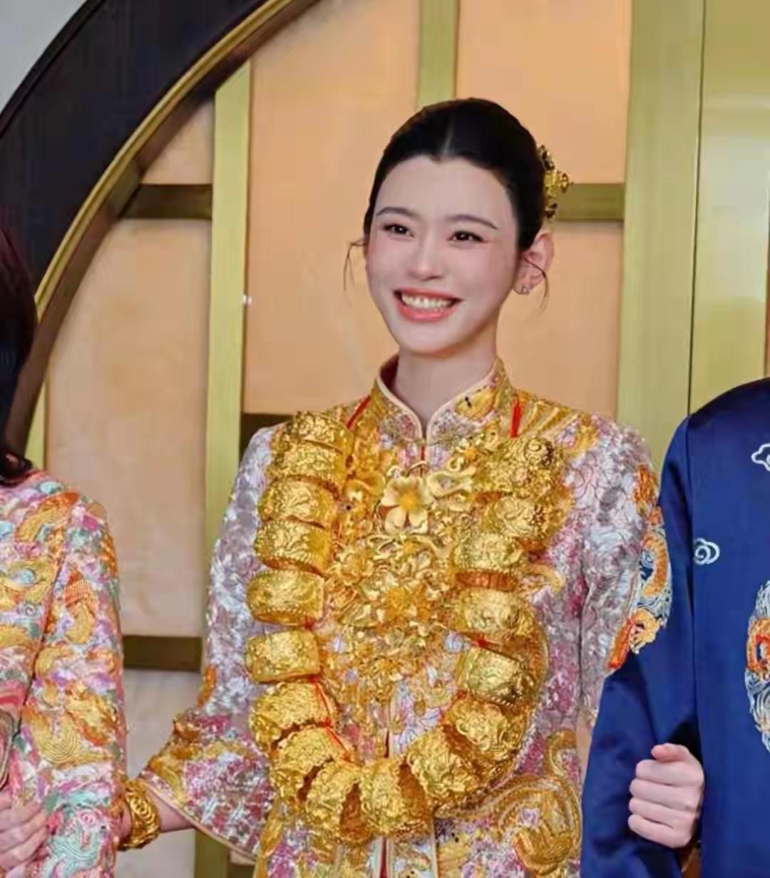 有钱人就是壕啊，不管是嫁女还是娶儿媳妇，脖子上都挂着一圈金手镯，总共15个，手上