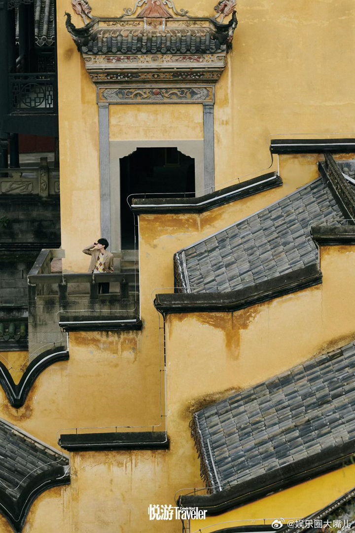 周翊然回家乡拍杂志封面周翊然成名后首回重庆拍封面 周翊然这次回重庆拍《悦游》封面