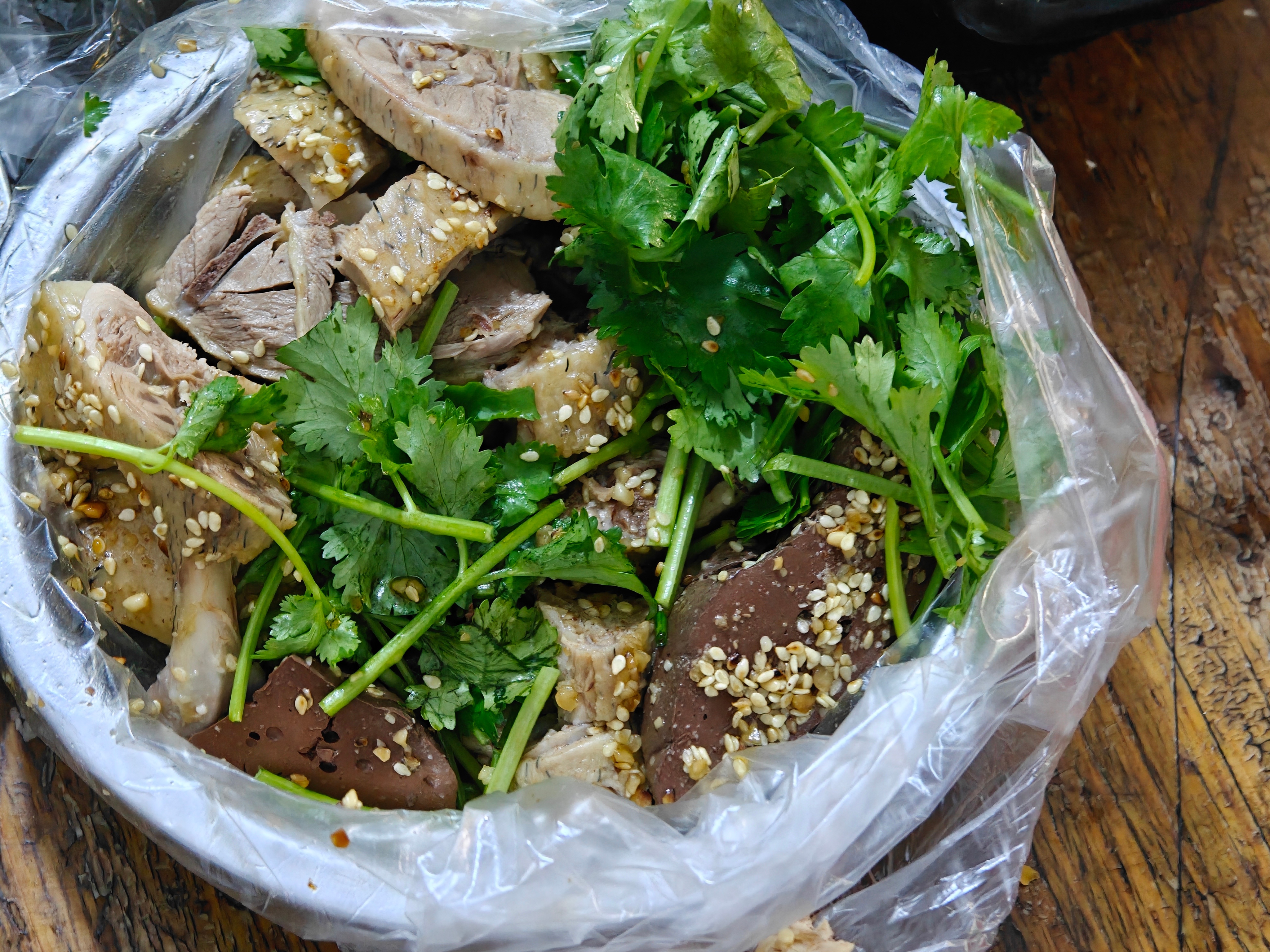 给大家推荐一下那霍的水鸭，b 站的大部分茂名旅游视频介绍当地美食通常都会去关顾客