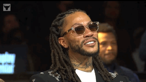 今天的主角——德里克-罗斯！最年轻的MVP，“凤城玫瑰”在公牛的球衣退役仪式正在