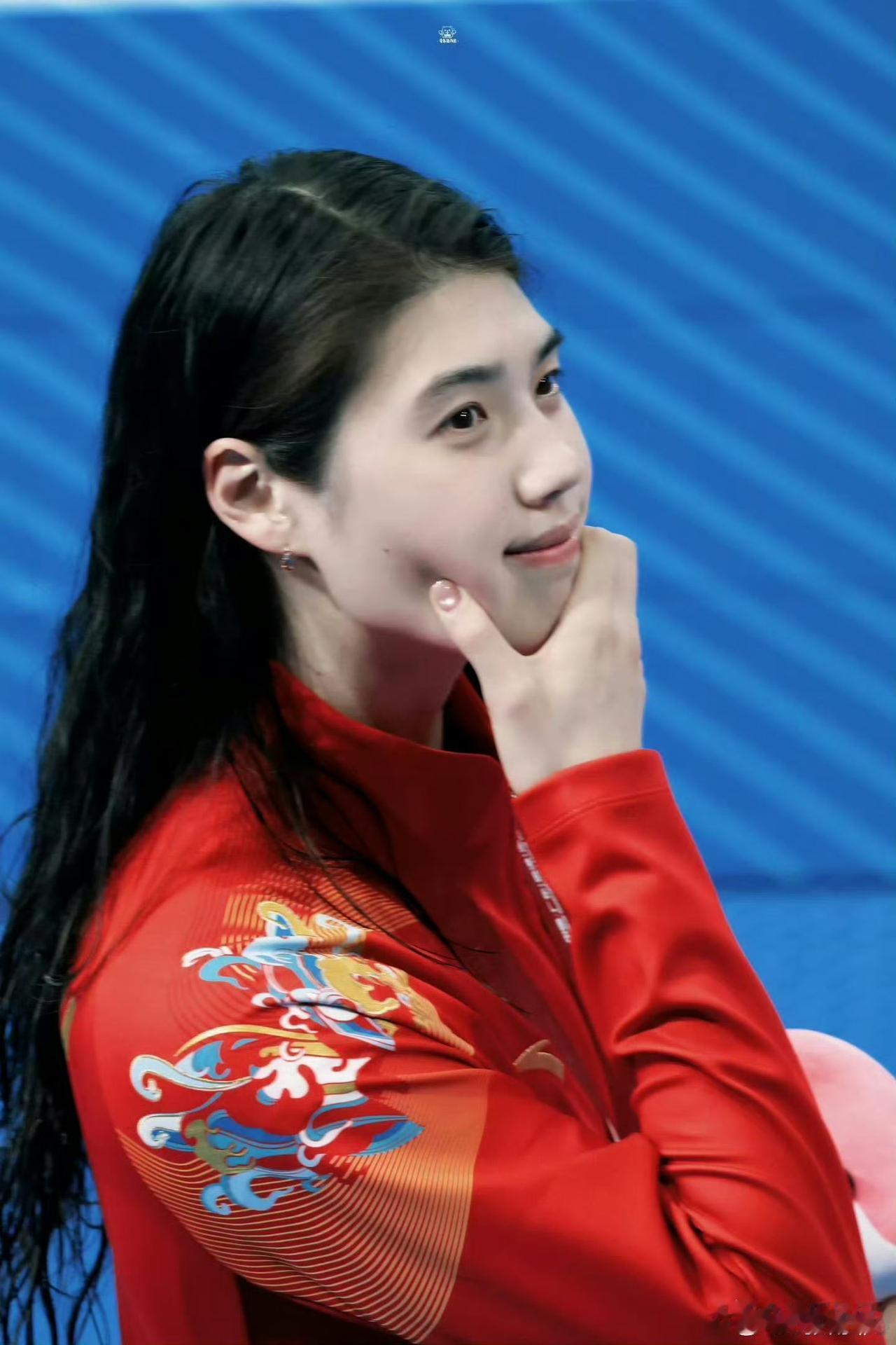 每次看到张雨霏的赛场素颜照，都忍不住感叹，美的本质就是健康。气色好的皮肤和嘴唇，