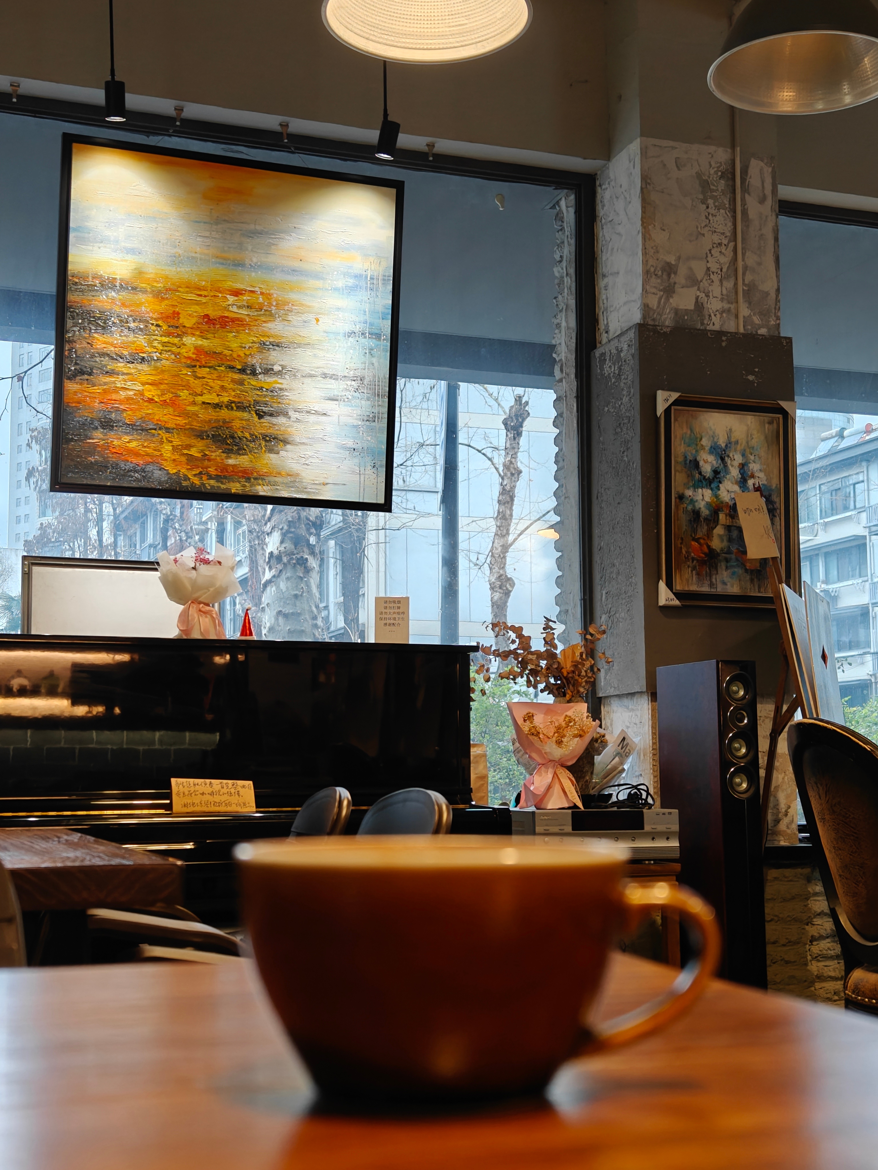 这几天的南京始终笼罩在雨雾中，今儿出门没拿伞，走到古鸡鸣寺给我淋了个落汤鸡，抬头