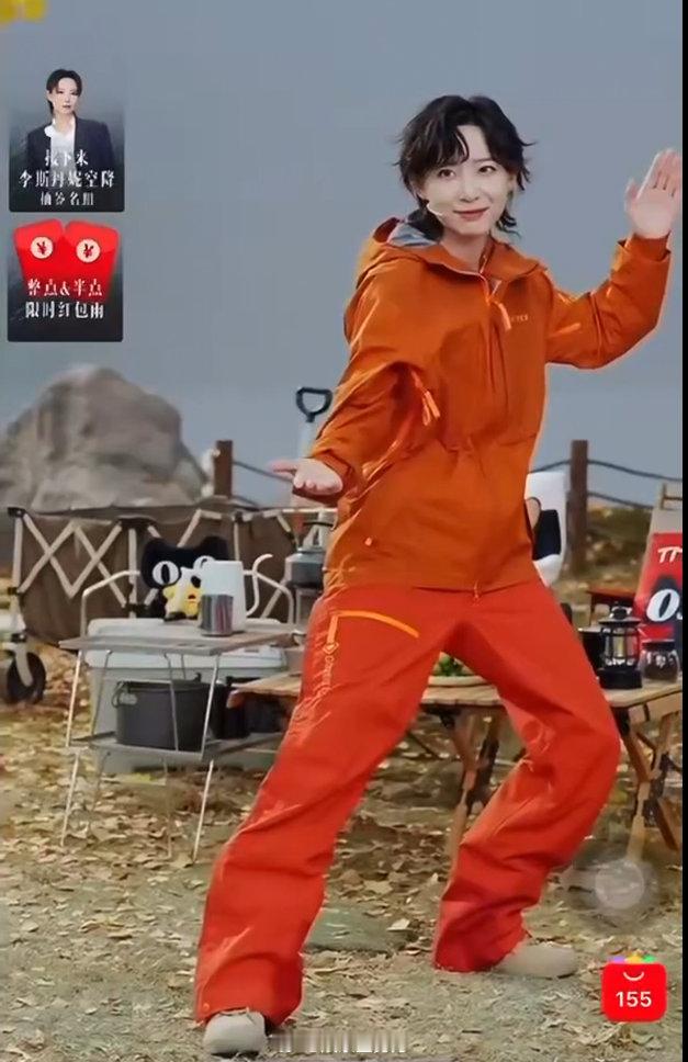 李斯丹妮山系穿搭天花板李斯丹妮走秀太绝！山系穿搭把户外风玩出高级感，冲锋衣搭配出