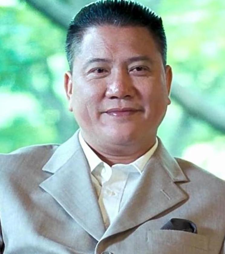 68岁的万梓良，在县城商场的简易舞台上唱一场商演能挣15万，可他却“抠门”到只给