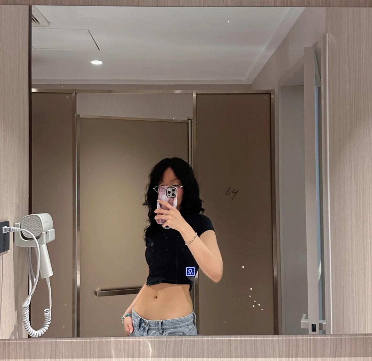 洗漱台拍个照🧺🛁🚿
不死就往死里练 健身人健身魂 喜欢一些对镜拍
