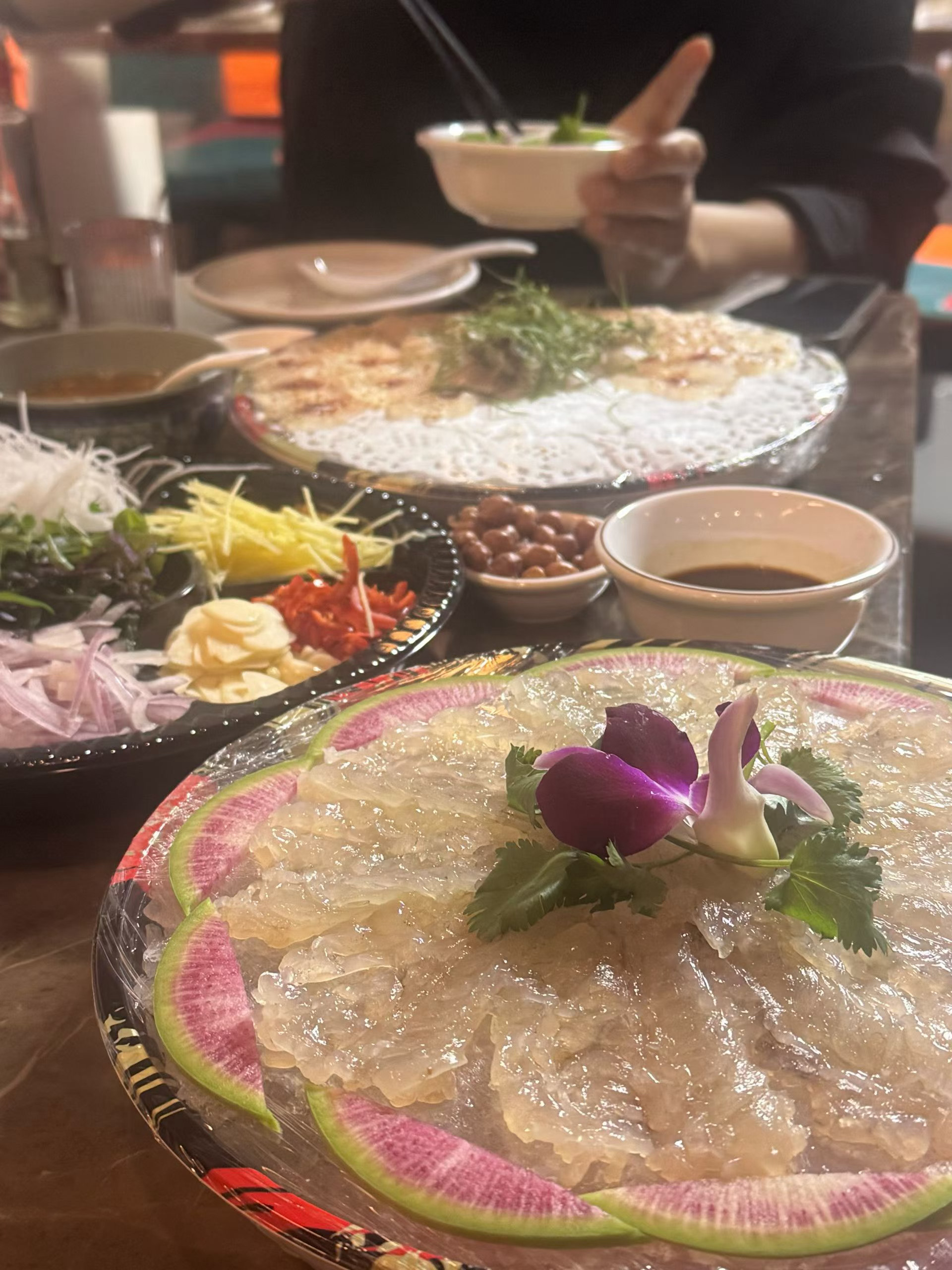 闺女开学前，带她快速转了一圈闽南，这里的美食果然名不虚传现炒痛风锅、鱼生、肉燕念