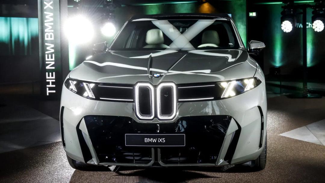 车市热门 宝马全新一代X5虽然采用了充满未来感的新世代设计语言，但非电气化的V8