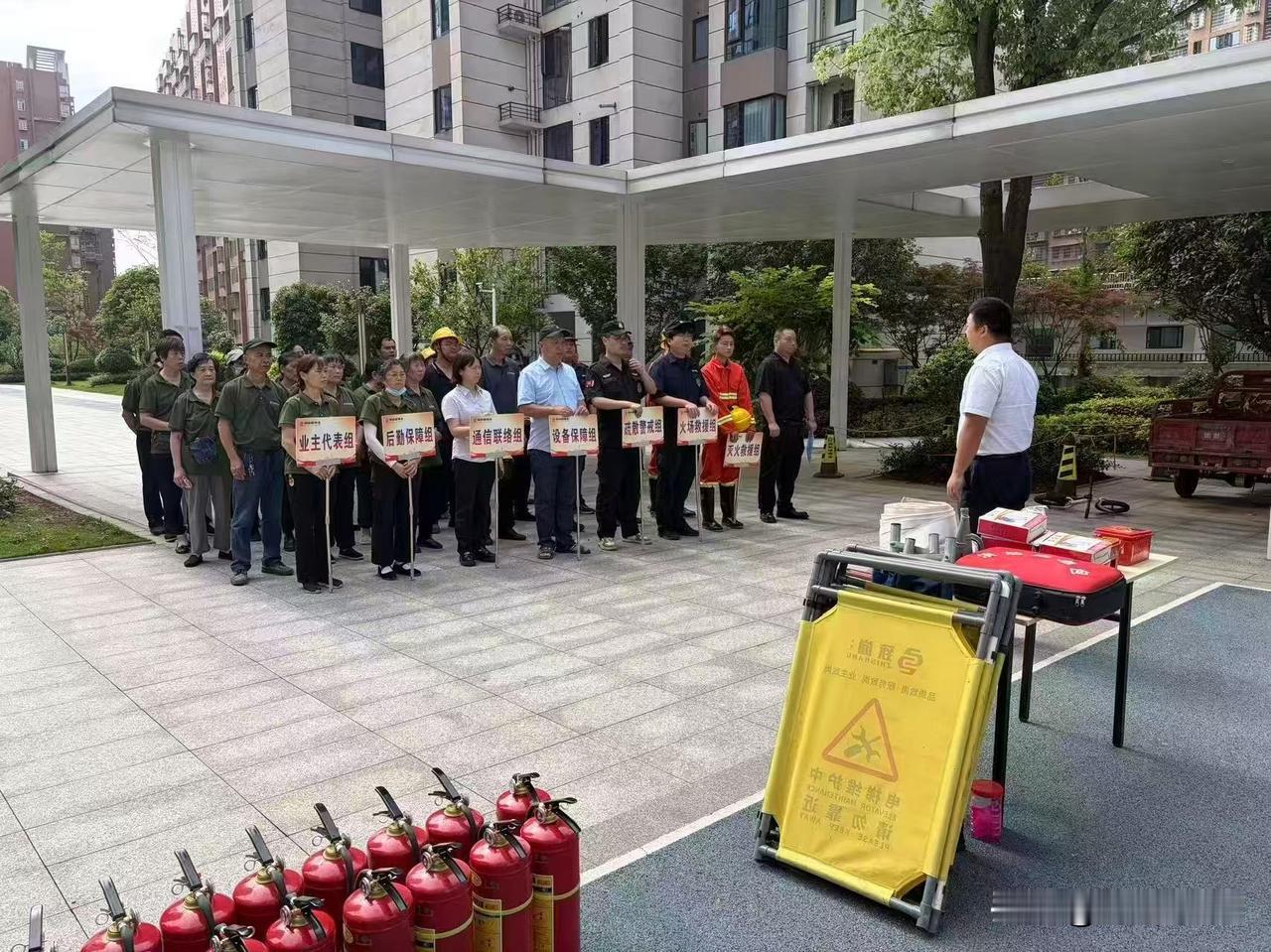 筑牢安全防线 共建平安社——月雅社区联合润和翰文府开展消防实战演练。为筑牢社区消