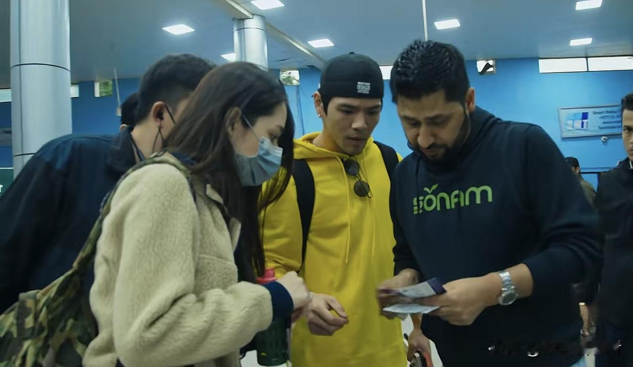 13日，向佐发了和妻子郭碧婷2019年去尼泊尔做公益的视频，全程英文交流，上台发