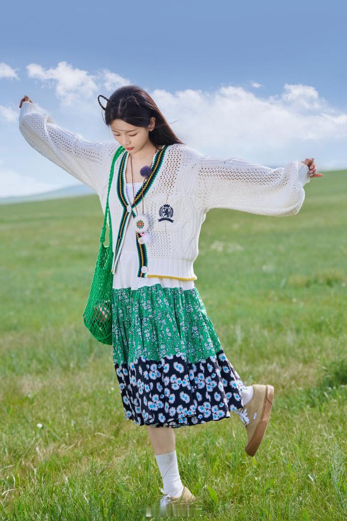 #杨超越小猫耳朵编发##杨超越内蒙古服饰射箭随拍# 杨超越的小猫耳朵编发俏皮动人