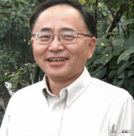 江姐烈士的儿子彭云定居在美国，中国记者问他为什么不回国发展，彭云的回答充满了现实