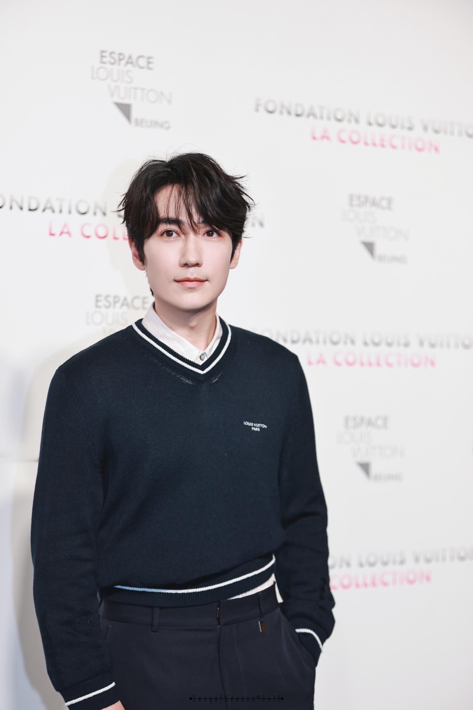 朱一龙顺毛学长感朱一龙今日份线下活动图来啦，好青春男大梦回18年的龙，学长你好美