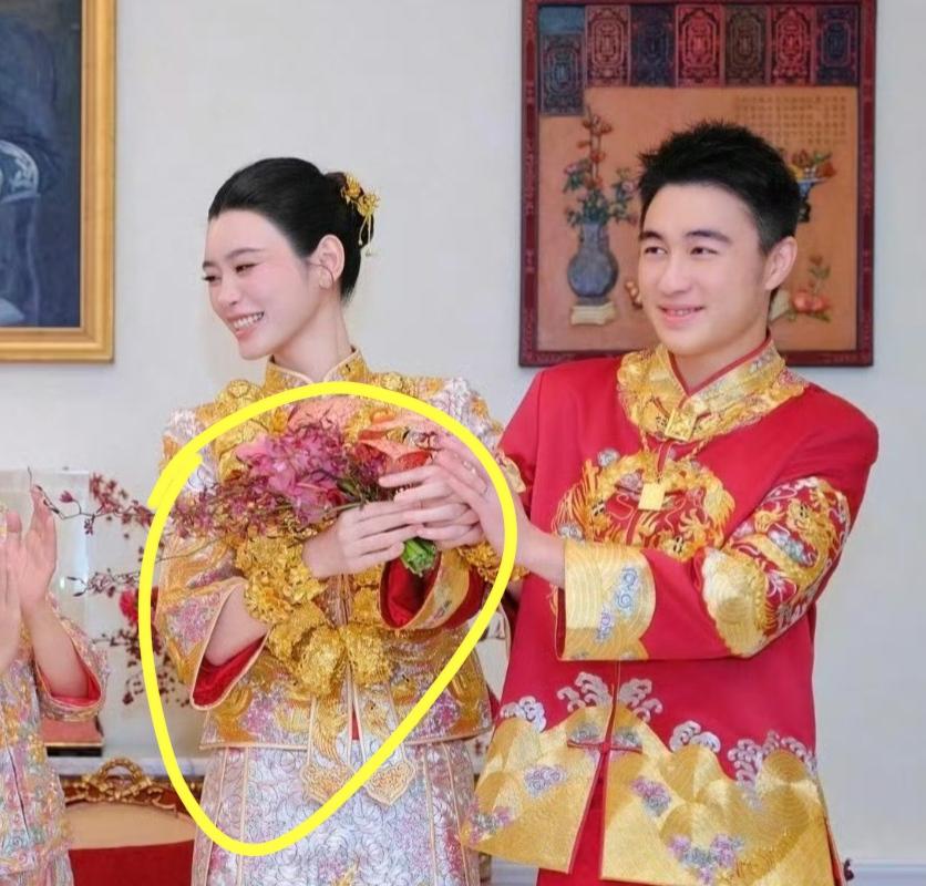 赌王四太的这份偏爱，真的是明明白白摆到台面上了！奚梦瑶在澳门婚礼上穿龙凤褂的现场