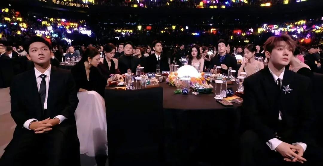 这两门神看起来有三天没睡过觉了 